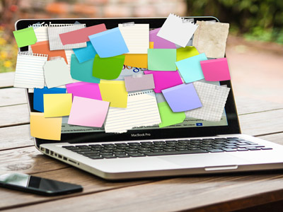 Laptop mit Post its als Symbol für Karrierecoaching